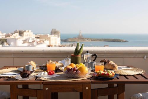 un tavolo con prodotti per la colazione e bevande su un balcone di Viesthouse B&B a Vieste