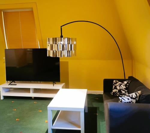 a living room with a lamp and a tv at Schöne Mindeltal Wohnung - Legoland - Skylinepark in Thannhausen
