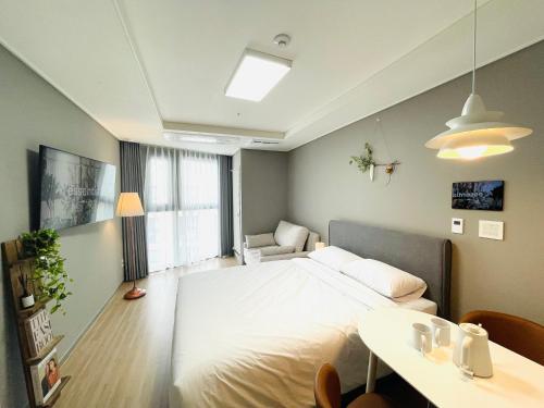 ソウルにあるINN-The City MyeongDongのベッドルーム(大型ベッド1台、テーブル付)