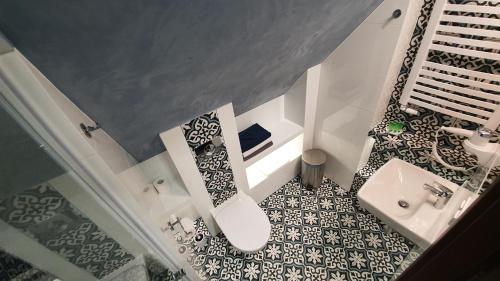 an overhead view of a bathroom with a toilet and sink at Zajazd GNIEWKO in Mała Karczma