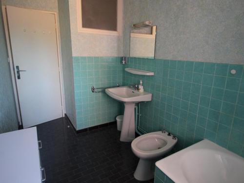 バニュルス・シュル・メールにあるAppartement Banyuls-sur-Mer, 3 pièces, 6 personnes - FR-1-309-62の緑のタイル張りのバスルーム(トイレ、シンク付)