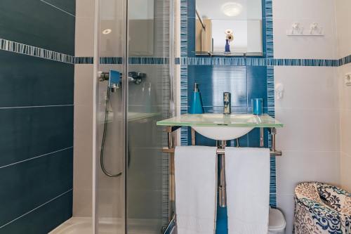 un baño con lavabo y ducha en Beach Front Apartment, en Ferrel