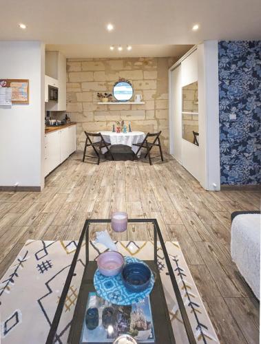 un salon avec une table en verre et une cuisine dans l'établissement Lurbe Bleue I Peaceful & Charming 4pax apartment I Bordeaux City Center, à Bordeaux