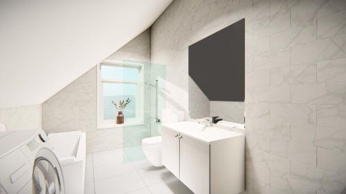 バルスタにあるBallstad Apartment Cの洗面台とトイレを備えた白いバスルーム