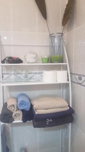 a shelf with towels and other items on it at AREZA Con GARAJE in Zamora