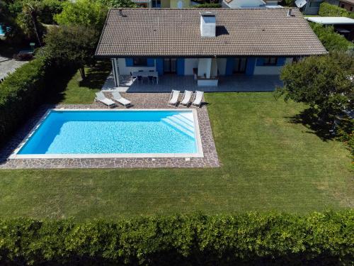 Piscina en o cerca de next to the beach