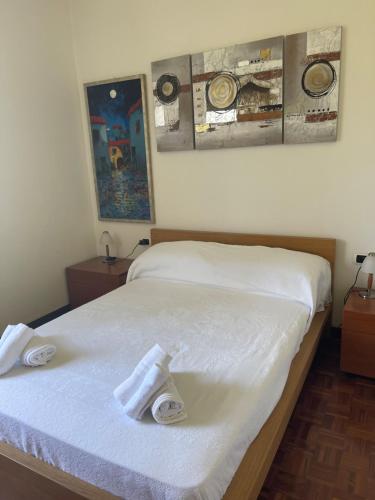 a bedroom with a bed with towels on it at Villa Rosi in Lierna