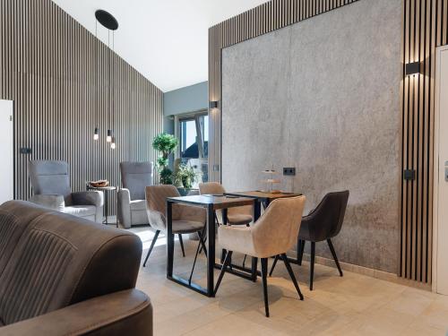 a dining room with a table and chairs at Familiekamer bij B&B Gezond aan Zee - Toegang wellnesstuin meerprijs in Ouddorp