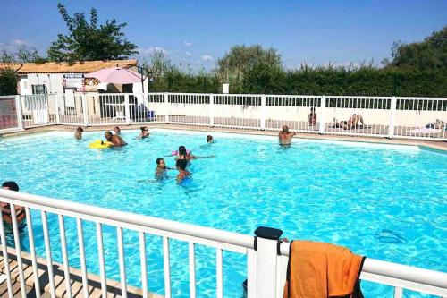 un groupe de personnes nageant dans une piscine dans l'établissement Jolie maisonnette, à Palavas-les-Flots