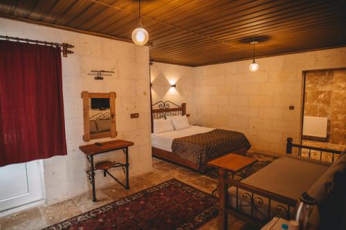 Letto o letti in una camera di Çavuşin Cave House-Cappadocia
