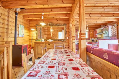 uma sala de jantar com uma mesa longa num chalé de madeira em Chalet le Serac em Gresse-en-Vercors