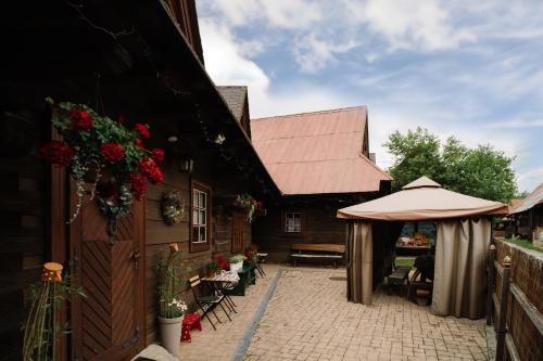 patio z parasolem i budynkiem w obiekcie Dreveničky Holúbkovia w Tierchowej