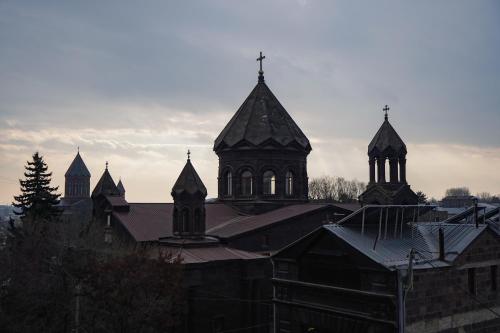 Una iglesia con tres cruces encima. en Shiraz Plaza Hotel & Spa, en Gyumri