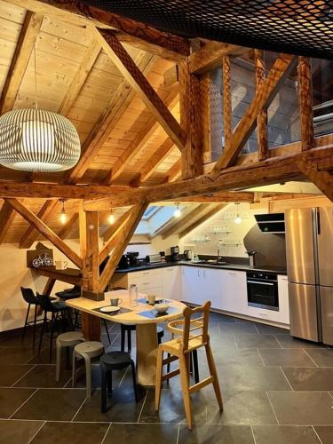 une cuisine avec une table et des chaises dans une pièce dans l'établissement Appartement Marcelle à Morzine 4Etoiles, à Morzine