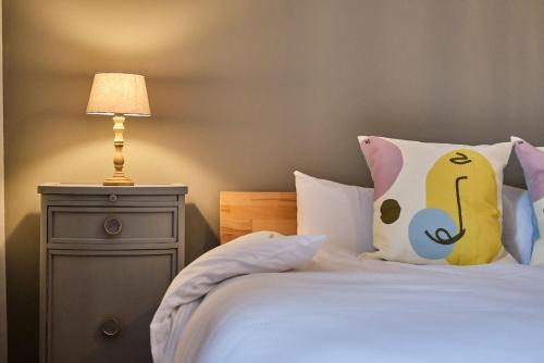 un letto con un cuscino di Hello Kitty e una lampada di Boutique-Hotel am Ledererturm a Kelheim