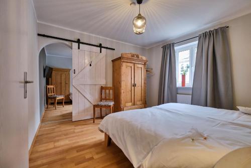 ein Schlafzimmer mit einem weißen Bett und einem Fenster in der Unterkunft Boutique-Hotel am Ledererturm in Kelheim