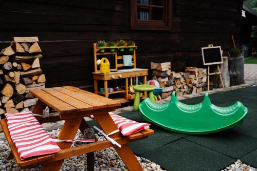 un parque infantil con mesa de picnic y columpio en Dreveničky Holúbkovia en Terchová