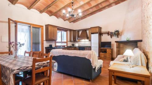 uma cozinha e sala de estar com um sofá e uma mesa em Villa en Campos con piscina privada em Campos