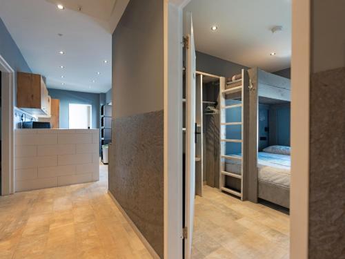 een kamer met een stapelbed en een slaapkamer met een keuken bij Familiekamer B&B Gezond Aan Zee, 3 persoons, meerprijs voor wellness in Ouddorp