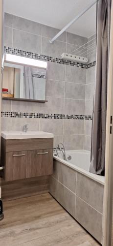 une salle de bains avec lavabo et baignoire dans l'établissement Bernex T2 toute saison au pied des pistes, à Bernex