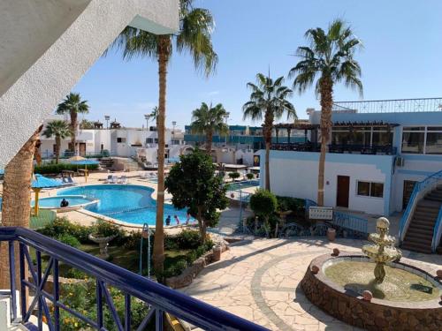 een uitzicht op een resort met een zwembad en palmbomen bij Regency Lodge Hotel in Sharm El Sheikh
