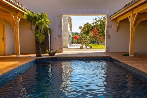 - une piscine dans une arrière-cour avec une maison dans l'établissement Gites du Fort au Prince, à Eymet