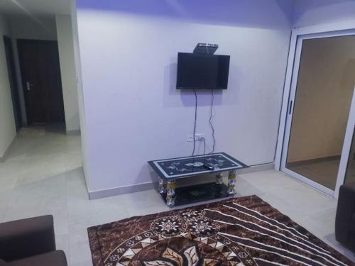 Una televisión o centro de entretenimiento en Bakarah Estate Apartments