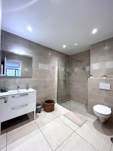 a bathroom with a toilet and a shower and a sink at Appartement neuf coup de coeur entre Èze et Monaco in Èze