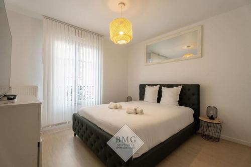 une chambre avec un lit avec deux animaux en peluche dessus dans l'établissement Scandinaves appartement Disneyland, à Serris