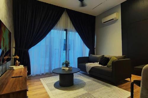 uma sala de estar com um sofá e uma mesa em frente a uma janela em Premium Darkdesign 6pax In Desa ParkCity WifiTvbox em Kuala Lumpur