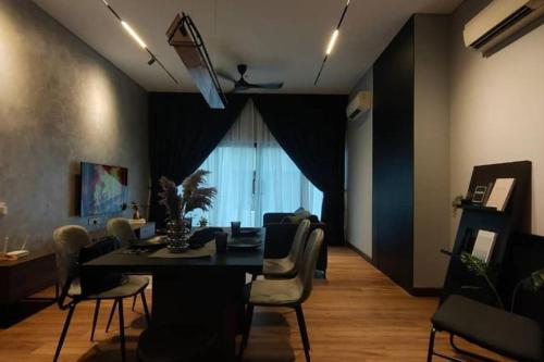 uma sala de estar com uma mesa de jantar e cadeiras em Premium Darkdesign 6pax In Desa ParkCity WifiTvbox em Kuala Lumpur