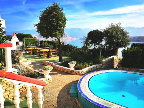 Hồ bơi trong/gần Family apartments K&M