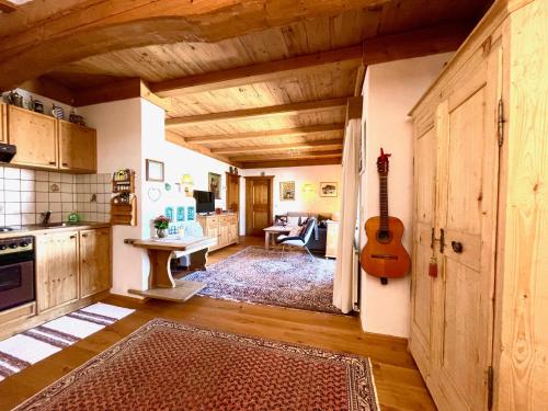 uma cozinha com uma guitarra pendurada na parede em Haus Annemarie em Oberndorf in Tirol