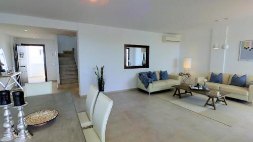 een woonkamer met een bank en een tafel bij 2-story Penthouse with Beautiful Views in Marbella