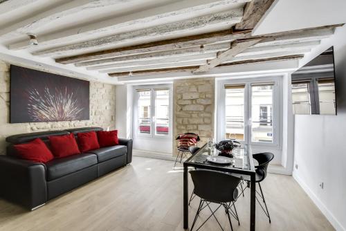 un salon avec un canapé et une table dans l'établissement mandar, à Paris