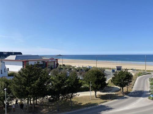 108 - Appartement T4, au dernier étage, avec ascenseur, de la résidence des Arcades, avec magnifique vue mer.