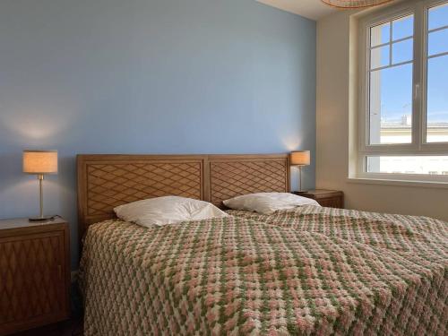 Postel nebo postele na pokoji v ubytování 108 - Appartement T4, au dernier étage, avec ascenseur, de la résidence des Arcades, avec magnifique vue mer.