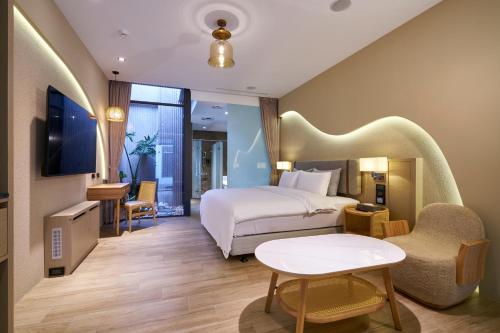 a hotel room with a bed and a table at 和陽行館 Villa Bon Moment in Dayuan