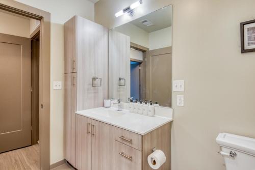 y baño con lavabo y espejo. en Burlington 1br w gym wd nr dining shops BOS-978, en Burlington