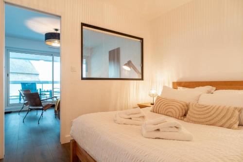 une chambre avec un lit avec deux serviettes dessus dans l'établissement La Proue - Charmant appt vue mer, à Concarneau
