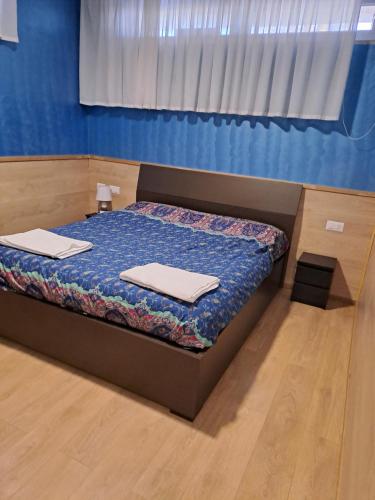 sypialnia z łóżkiem z dwoma ręcznikami w obiekcie OLD CLUB w mieście Aprilia