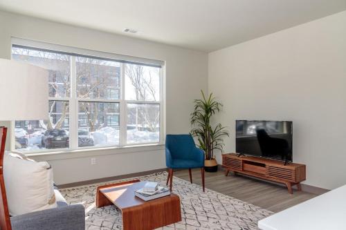 Coin salon dans l'établissement Burlington 2br w gym wd nr dining shops BOS-977