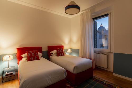 Duas camas num quarto com uma janela em Casa Angelica by Burghesius em Roma