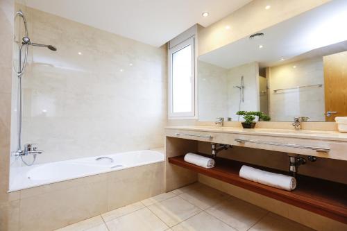 bagno con vasca, doccia e lavandino di New Aiguesverdes ONLY FAMILIES a Reus