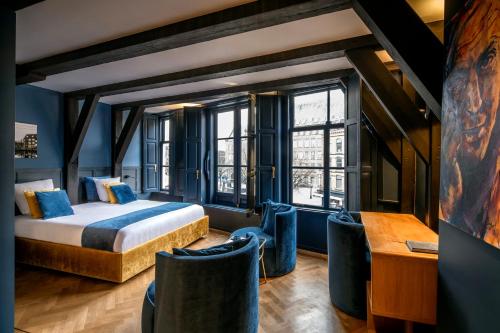 um quarto de hotel com uma cama e duas cadeiras em CTY Books em Leiden