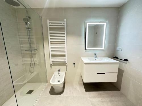 a bathroom with a toilet and a sink and a shower at New Port, Free Parking YBH6A in Vigo