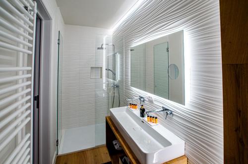 a bathroom with a sink and a mirror at St-Georges IV in Ypres