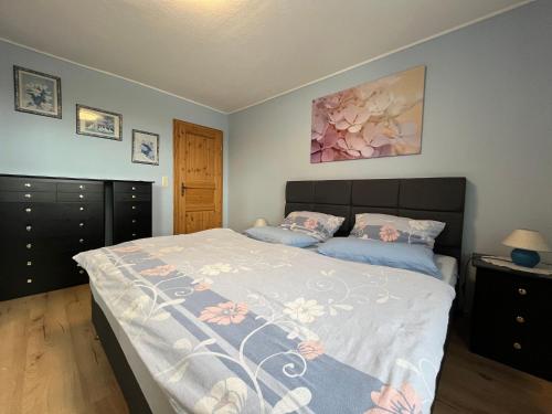 um quarto com uma cama grande e almofadas azuis em Vergissmeinnicht em Braunlage
