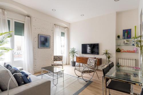 a living room with a couch and a table at Stylish and Bright - 2Bd 1Bth- Atocha in Madrid