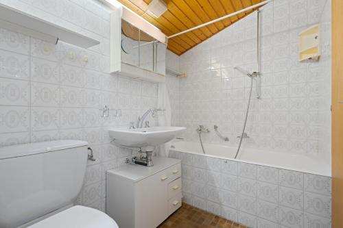 La salle de bains est pourvue de toilettes, d'un lavabo et d'une baignoire. dans l'établissement Valaisia 55B - plein centre, à Nendaz